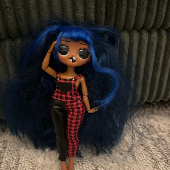 O.M.G Surprise! Dolls with Pink, Blue, and Purple Hair - Picture 5 of 5